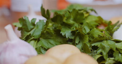 ingredientes de alimentos frescos en la mesa de madera en la cocina 18