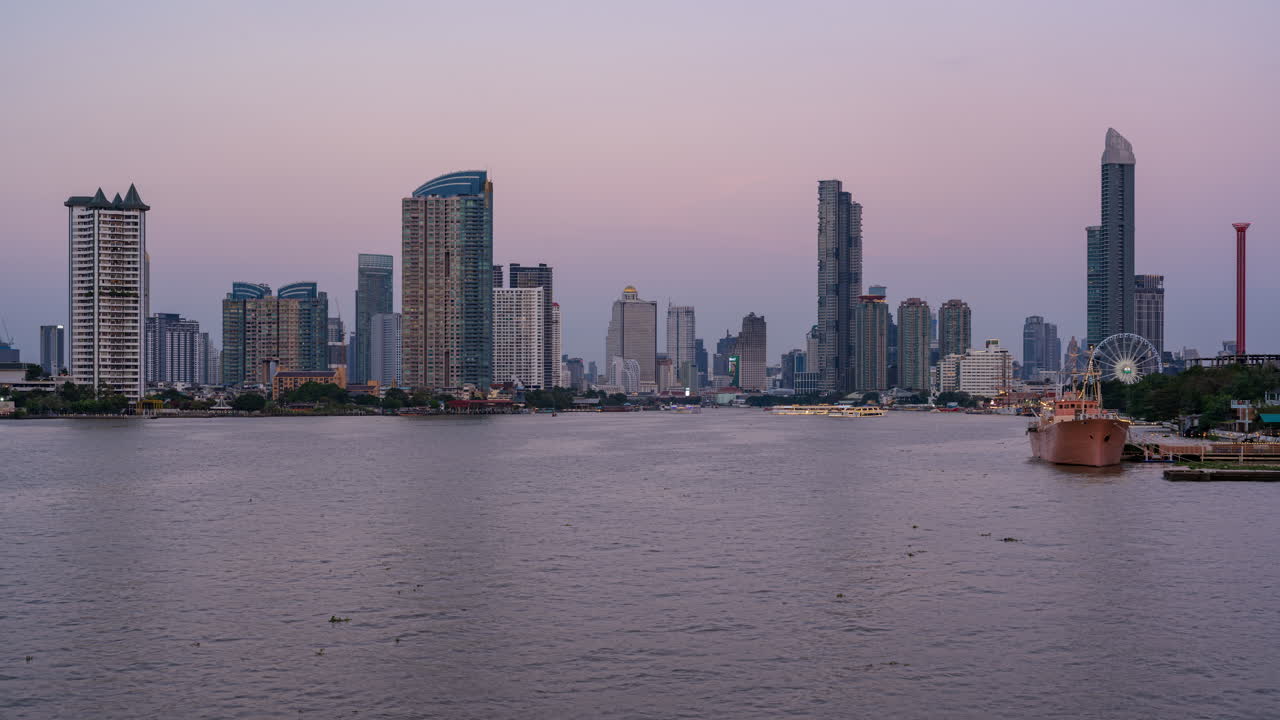 Time-lapse do entardecer para a noite de balsas e barcos no rio Chao Phraya em Bangkok