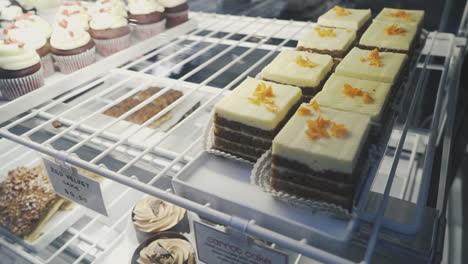 deliciosos cuadrados de pastel de zanahoria y pasteles de terciopelo rojo en una exhibición de panadería