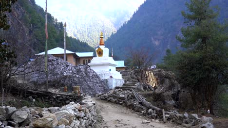 Una-Estupa-Al-Lado-Del-Sendero-Camino-Al-Campamento-Base-Del-Everest-En-Las-Montañas-Del-Himalaya-De-Nepal