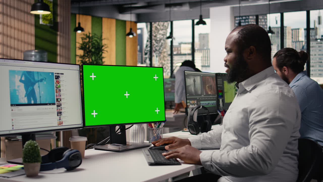 Grøn skærm mockup med video medieafspillerplatform på dobbeltskærme