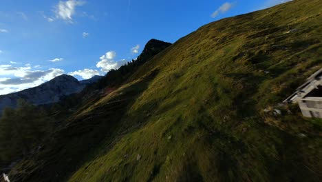 Fpv-Aufnahmen-Wurden-In-Dem-Slowenischen-Bergdorf-In-Den-Alpen-Mit-Einer-Drohne-Gefilmt,-Die-Schnell-über-Berge-Flog,-Gefilmt-Mit-Einer-Gopro-Mit-Umliegenden-Landschaften,-Die-Zwischen-Und-über-Kleine-Holzhütten-Hinwegflogen-4