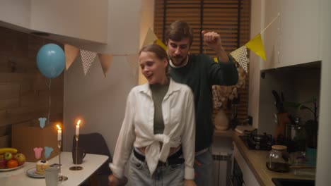 pareja celebrando en una ducha de bebé