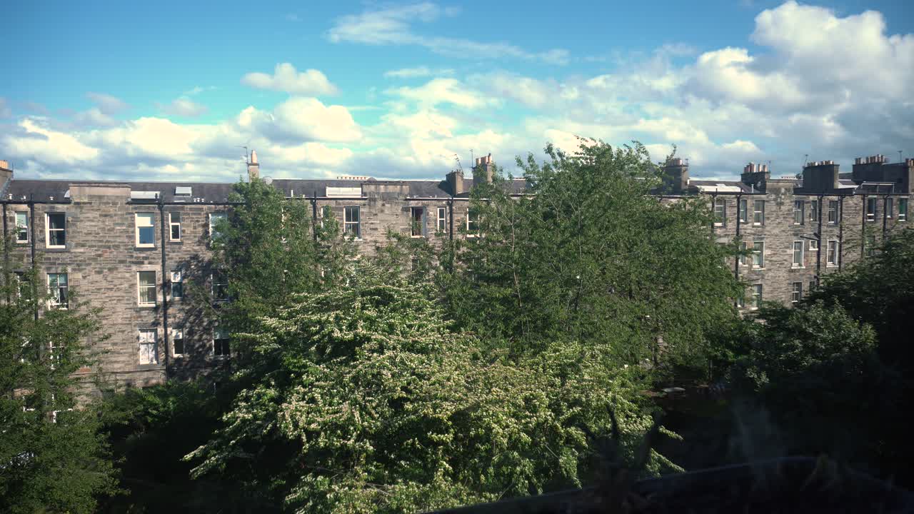 스코틀랜드 에딘버러의 리쓰 워크(leith walk)에 있는 뒤뜰의 전망