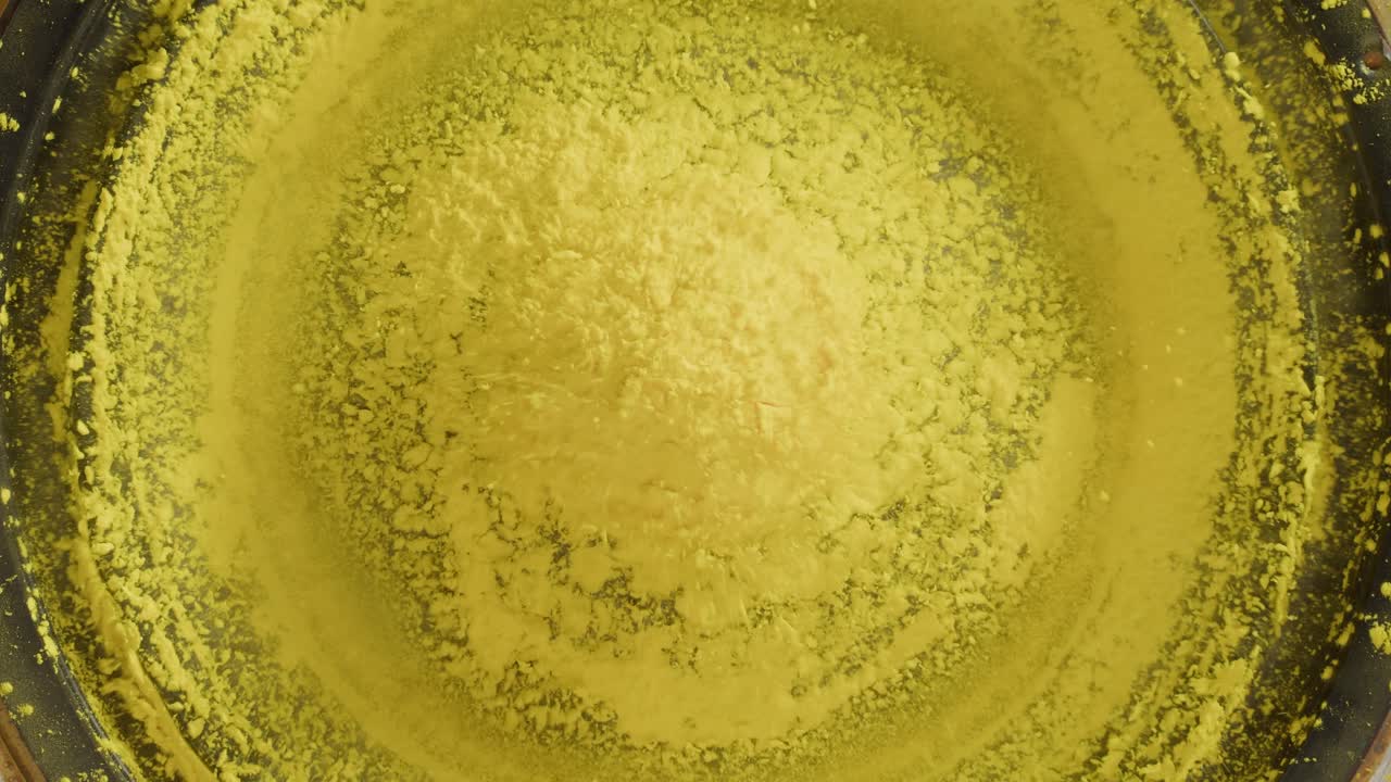 Polvere gialla vibrante che vibra su un cono di altoparlante.