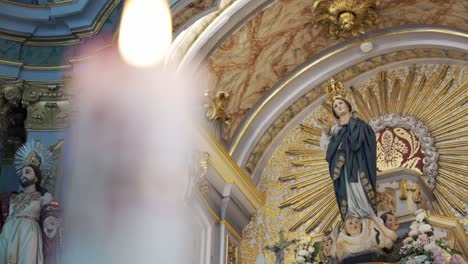 Golden-Verzierter-Kircheninnenraum-Mit-Religiösen-Statuen