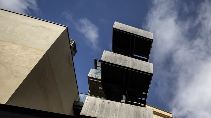 Vecchia ciminiera di fabbrica e condomini a Barcellona