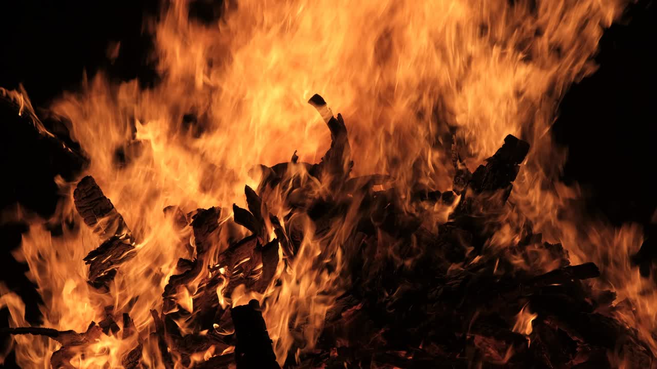 검은색 배경 에 밤 에 큰 불꽃 이 불타고 있다