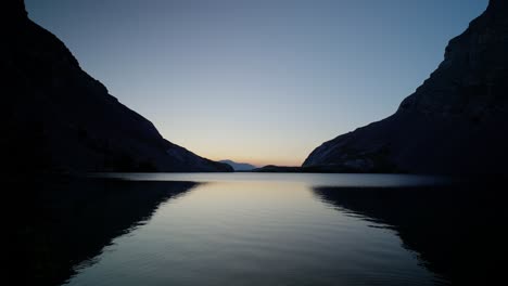 Dawn-Mountain-Sonnenaufgang-Am-Carnarvon-Lake,-Kananaskis,-Alberta,-Kanada