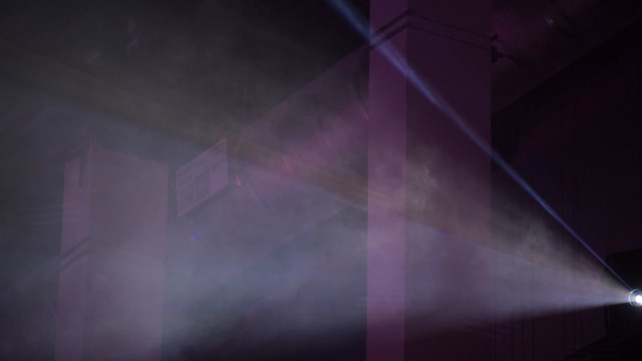 어 속에서 장면 불빛의 다채로운 스포트라이트