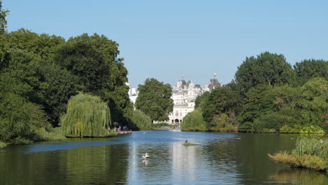 toma estática del lago del parque saint james en un hermoso día soleado