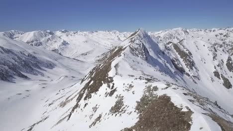 雪覆蓋的阿爾卑斯山脈,空中向前