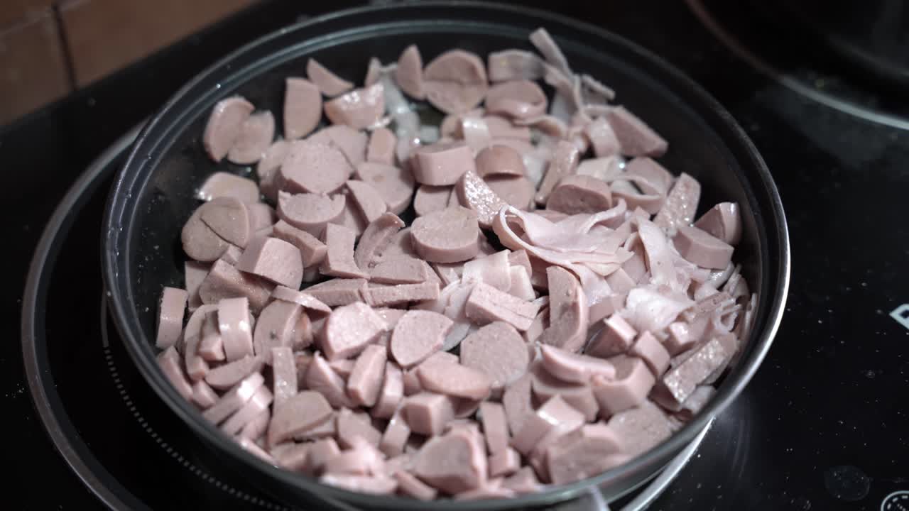 preparando un poco de jamón y salchichas para el desayuno