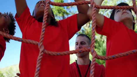 Trainer-Trainiert-Kinder-Im-Bootcamp