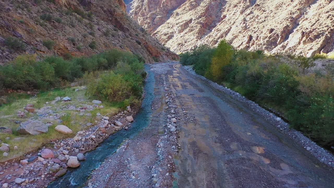 agua de manantial limpia que fluye hacia el río colorado en arizona