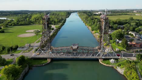 vista aérea de arriba hacia abajo welland ship connection canal lift bridge en ontario, canadá