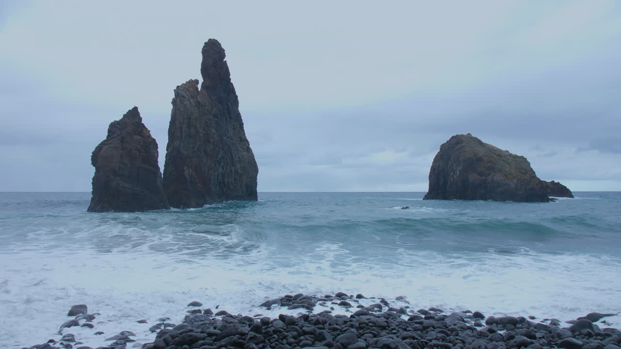 Ribeira da Janela-klippen, Madeira, Porto Moniz, Seixal med urolige bølger, hav, ocean, urolig strand på en overskyet dag
