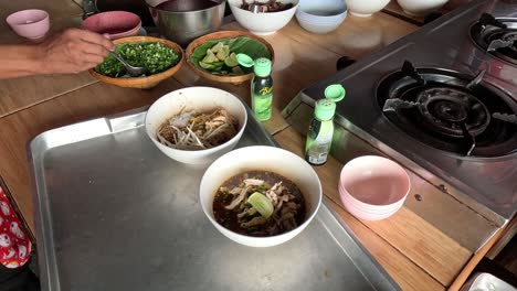 보트 누들 수프 보울의 순차적인 준비