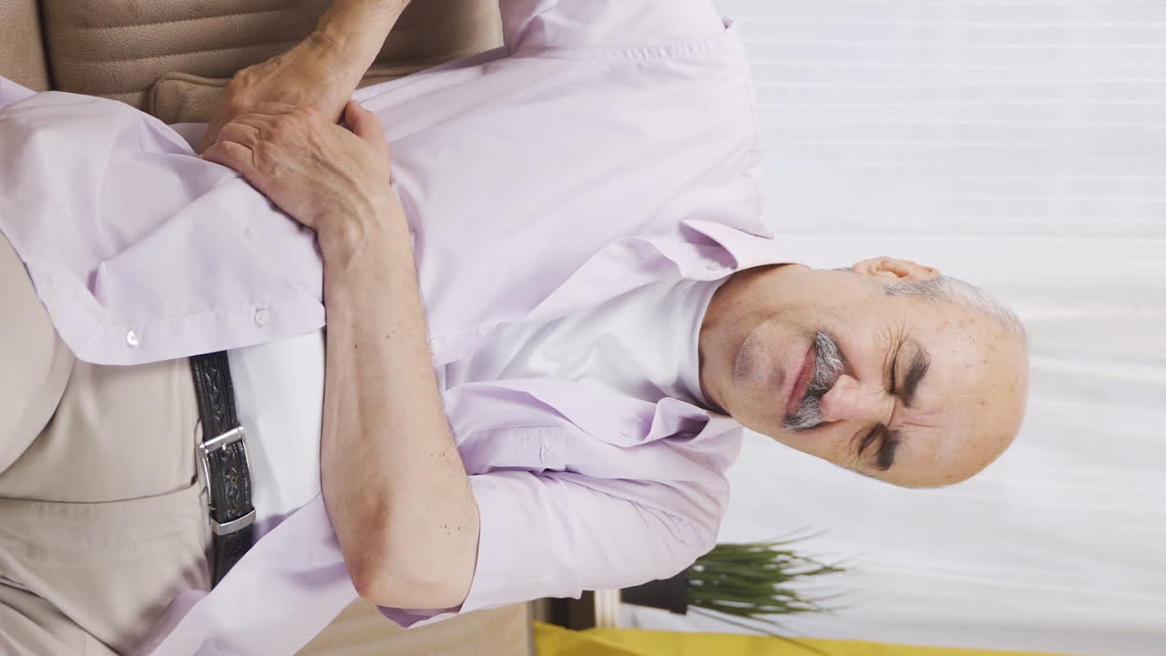 vídeo vertical de un anciano con dolor de espalda baja con hernia.