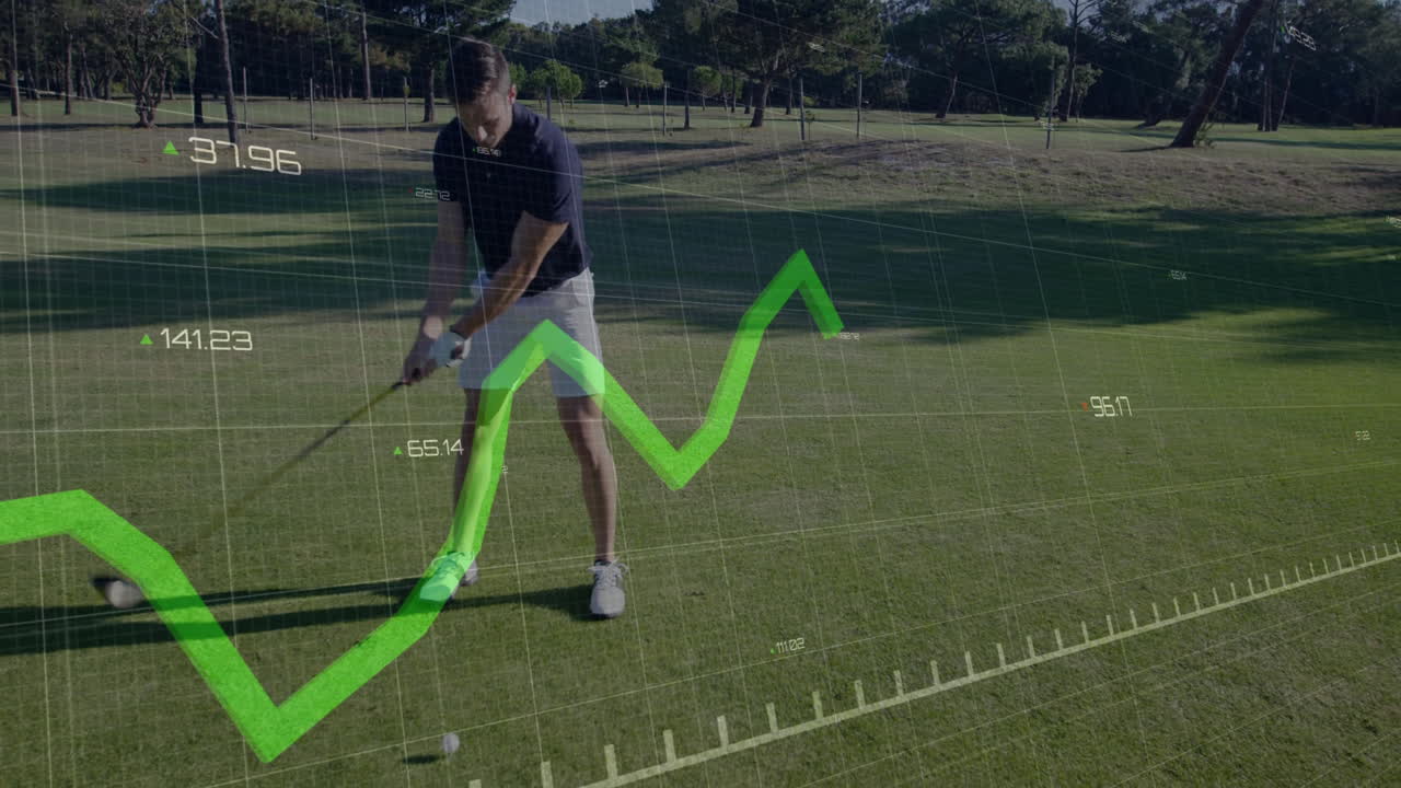 animación del procesamiento de datos digitales sobre un jugador de golf caucásico en un campo de golf