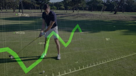 animación del procesamiento de datos digitales sobre un jugador de golf caucásico en un campo de golf