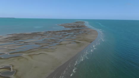 Sandy-end-of-Fraser-Island-during-low-tide,-Queensland-in-Australia