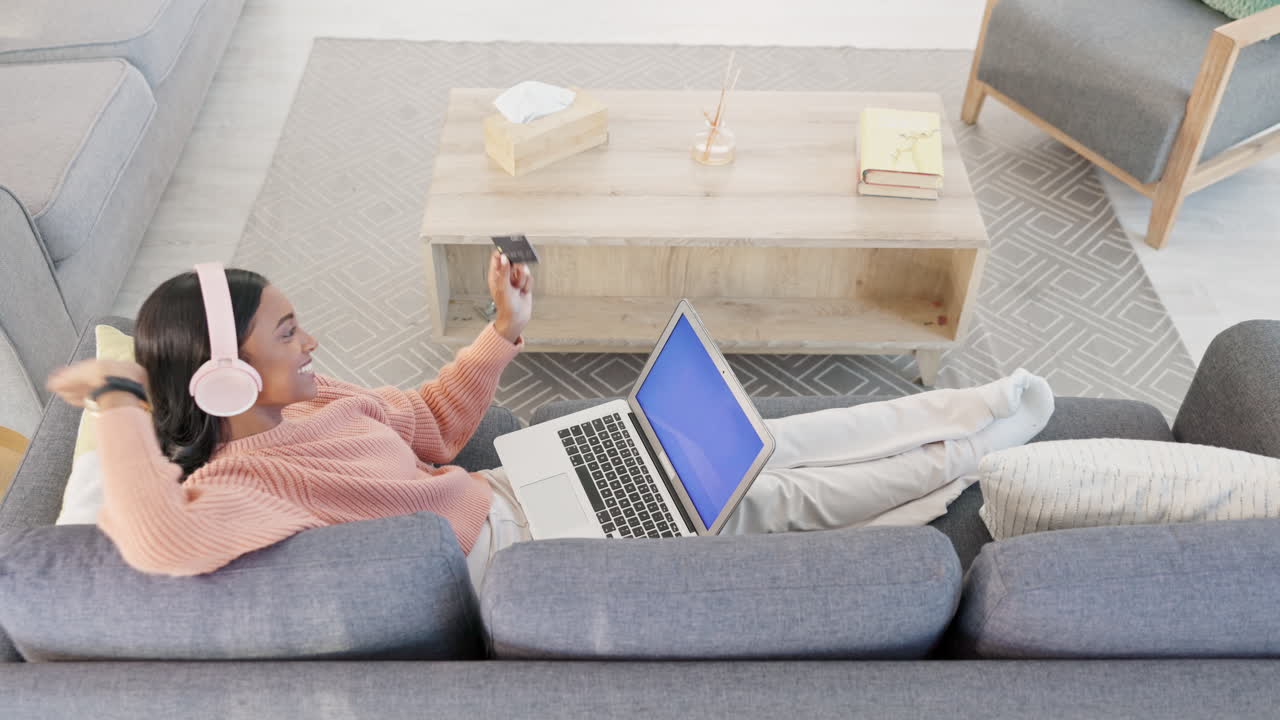 온라인 쇼핑, 신용카드를 들고 있는 여성