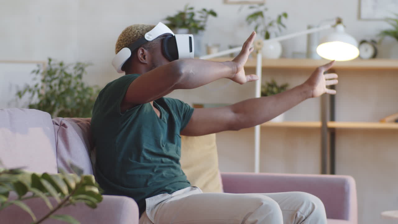 hombre afroamericano que usa gafas vr en casa