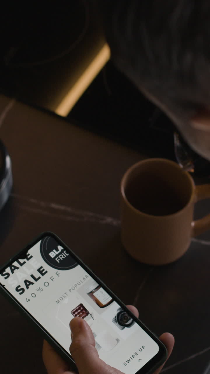 Smartphone che mostra una pubblicità relativa ai saldi del Black Friday