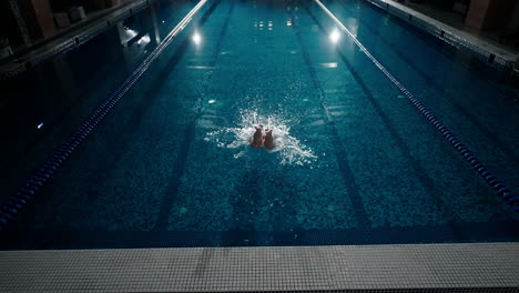 un nadador buceando en una piscina