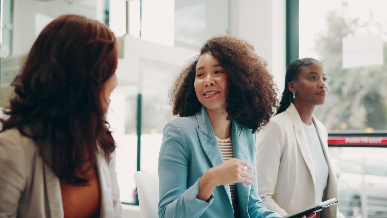 Tiga wanita profesional dalam rapat, membahas bisnis.