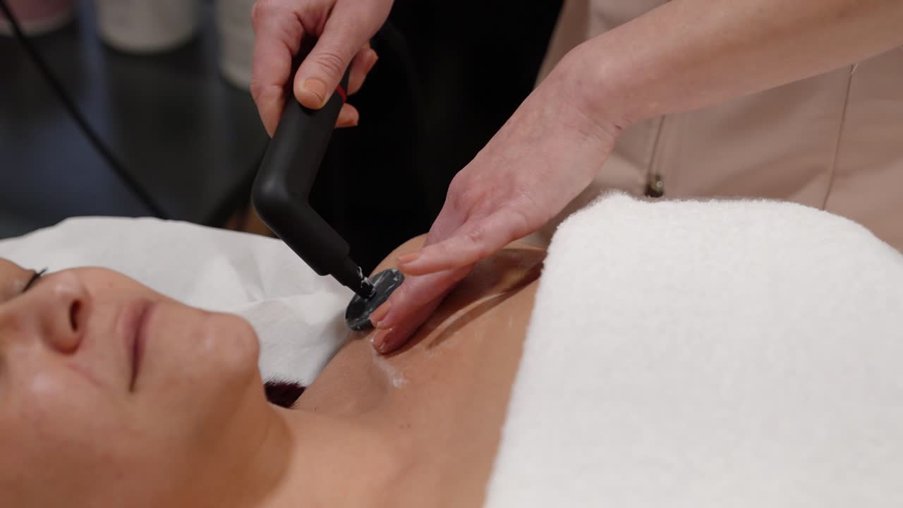 Una donna che riceve un trattamento per il viso