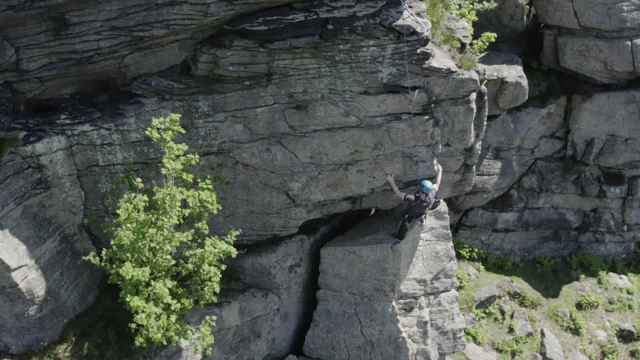 escalada turística en el borde de bamford bajo un día soleado en hope valley, derbyshire, inglaterra