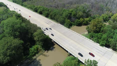 Vista-Aérea-De-La-Autopista-Tres-Ochenta-Cruzando-El-Río-Trinity-Elm-Fork