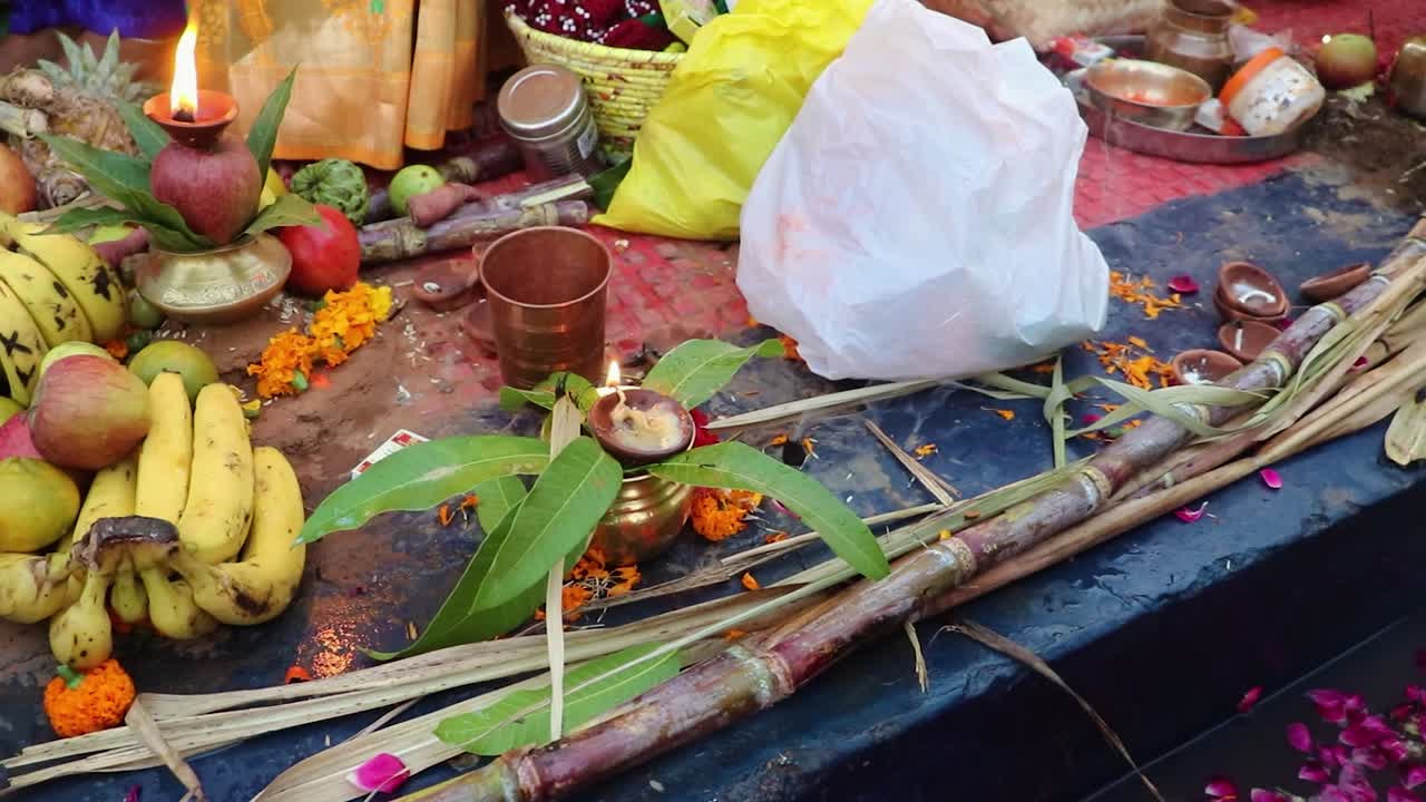 lámpara de aceite encendida con ofrendas durante los rituales sagrados en el festival desde diferentes ángulos el video se toma con motivo del festival chhath que se utiliza para celebrar en la india del norte el 28 de octubre de 2022