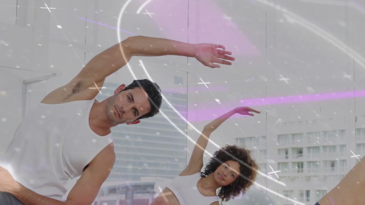 Trio fitness che inizia la routine, facendo inclinazioni laterali in sincronia per il riscaldamento, con una sovrapposizione vorticosa che mostra la forma.