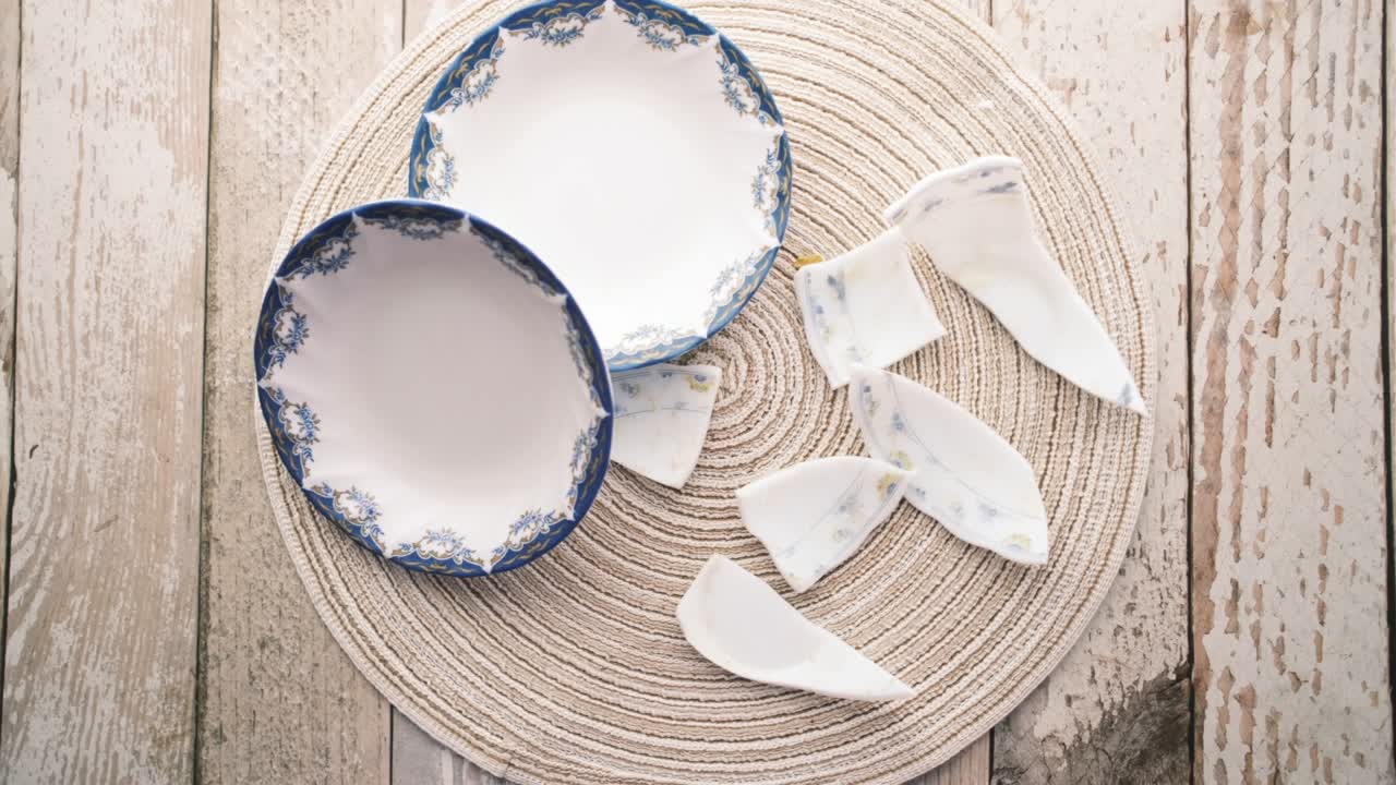 테이블에 깨진 접시를 닫습니다.