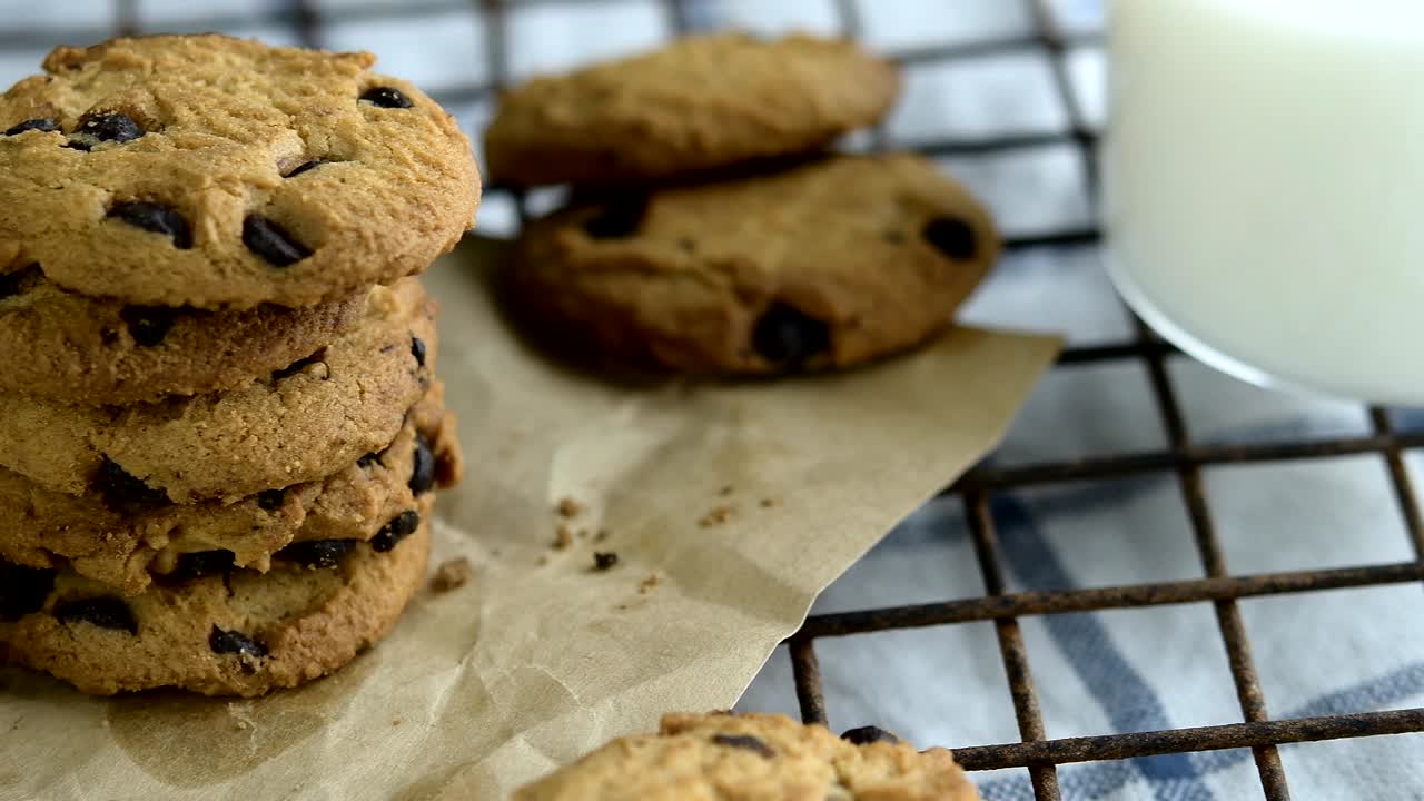 galletas de chocolate y un vaso de leche para el desayuno. 4k primer plano