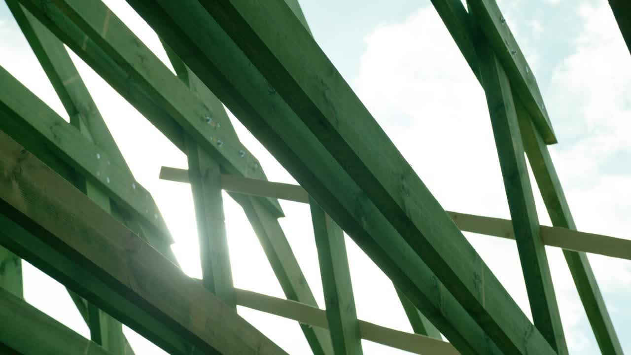 el sol brilla sobre el nuevo edificio de viviendas en construcción