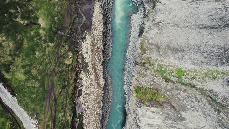 Drone-Volando-Hacia-Arriba-Con-La-Cámara-Mirando-Hacia-Abajo-Sobre-El-Cañón-Studlagil-En-Islandia-4k