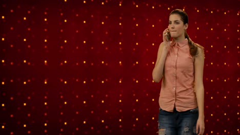 animación de una mujer caucásica usando un teléfono inteligente sobre un fondo rojo con puntos
