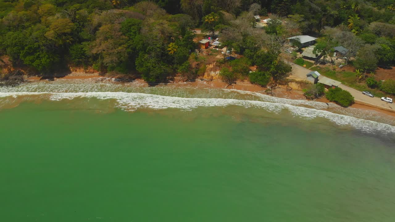 pintoresca costa de la costa norte con olas rompiendo en esta épica ubicación caribeña en balandra bay