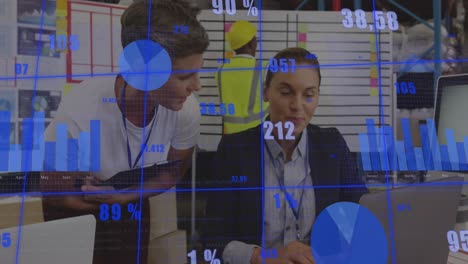 Animation-Mehrerer-Diagramme-Und-Wechselnder-Zahlen,-Verschiedene-Kolleginnen-Diskutieren-Am-Schreibtisch