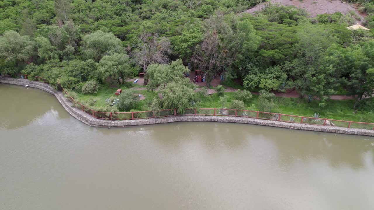 tiro aéreo lejos de una familia en un pic nic