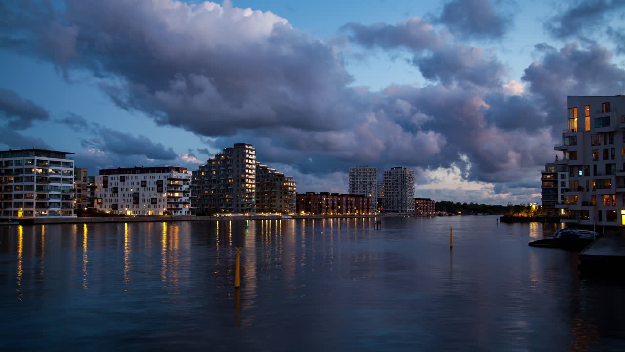 paisaje urbano del atardecer de copenhague con el reflejo del agua timelapse