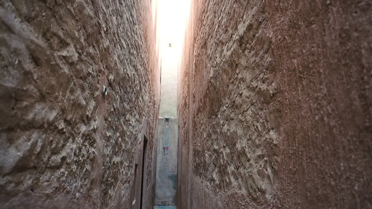 아랍 에미레이트 연방의 알 파히디(al fahidi) 역사 지구에 위치한 오래된 두바이의 오래된 거리