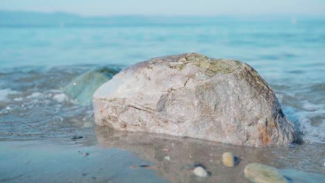 Welle-Des-Wassers-Umgibt-Felsen-Am-Strand