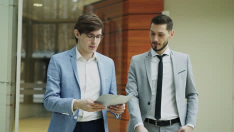 hombres de negocios en conversación