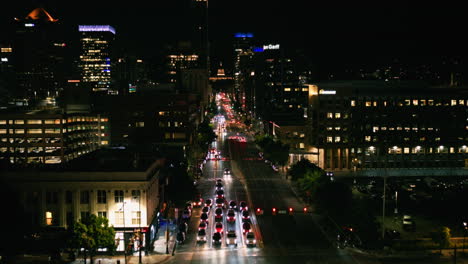 calle de la ciudad por la noche