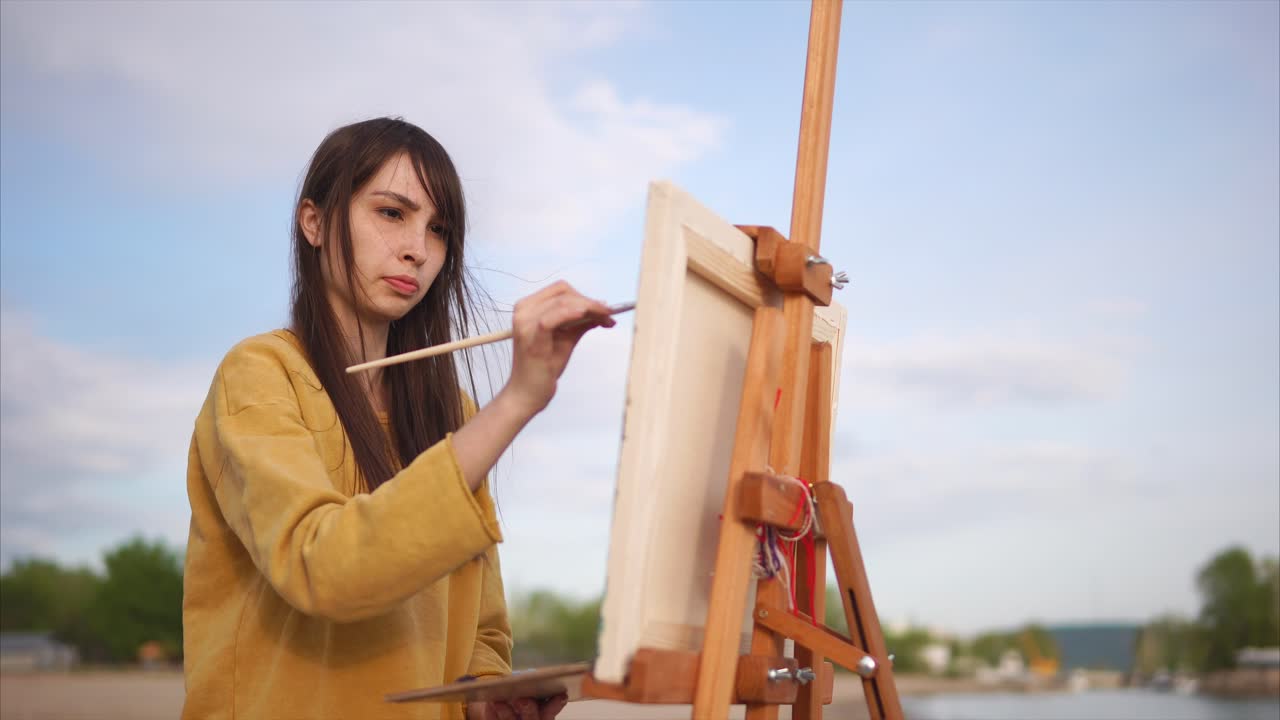 야외에서 그림을 그리는 여자